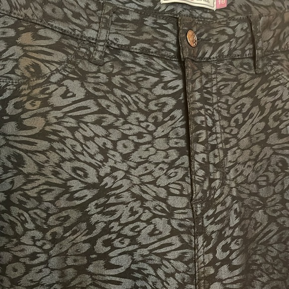 Plus size Animal print pants with pockets - Picture 3 of 5
